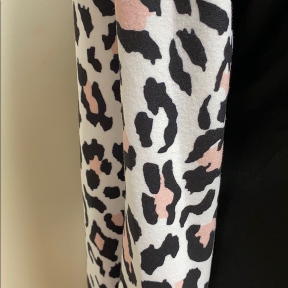 Black top with leopard sleeves - Picture 4 of 5